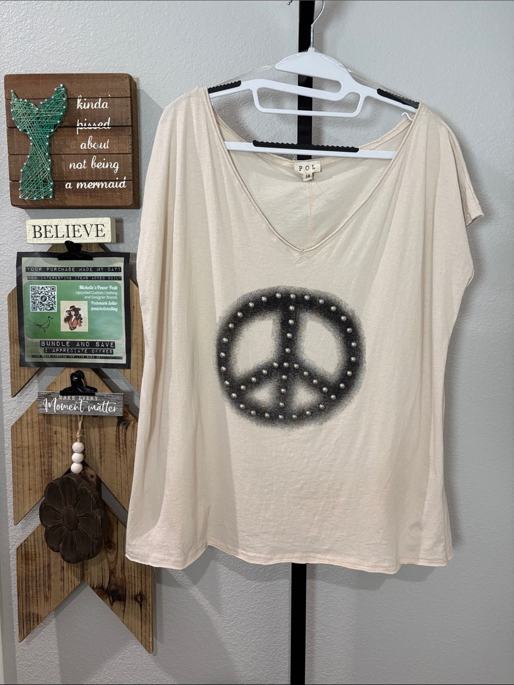 POL Cream Short Sleeve V-Neck Top with Black Studded Peace Sign 24pp 26L cotton